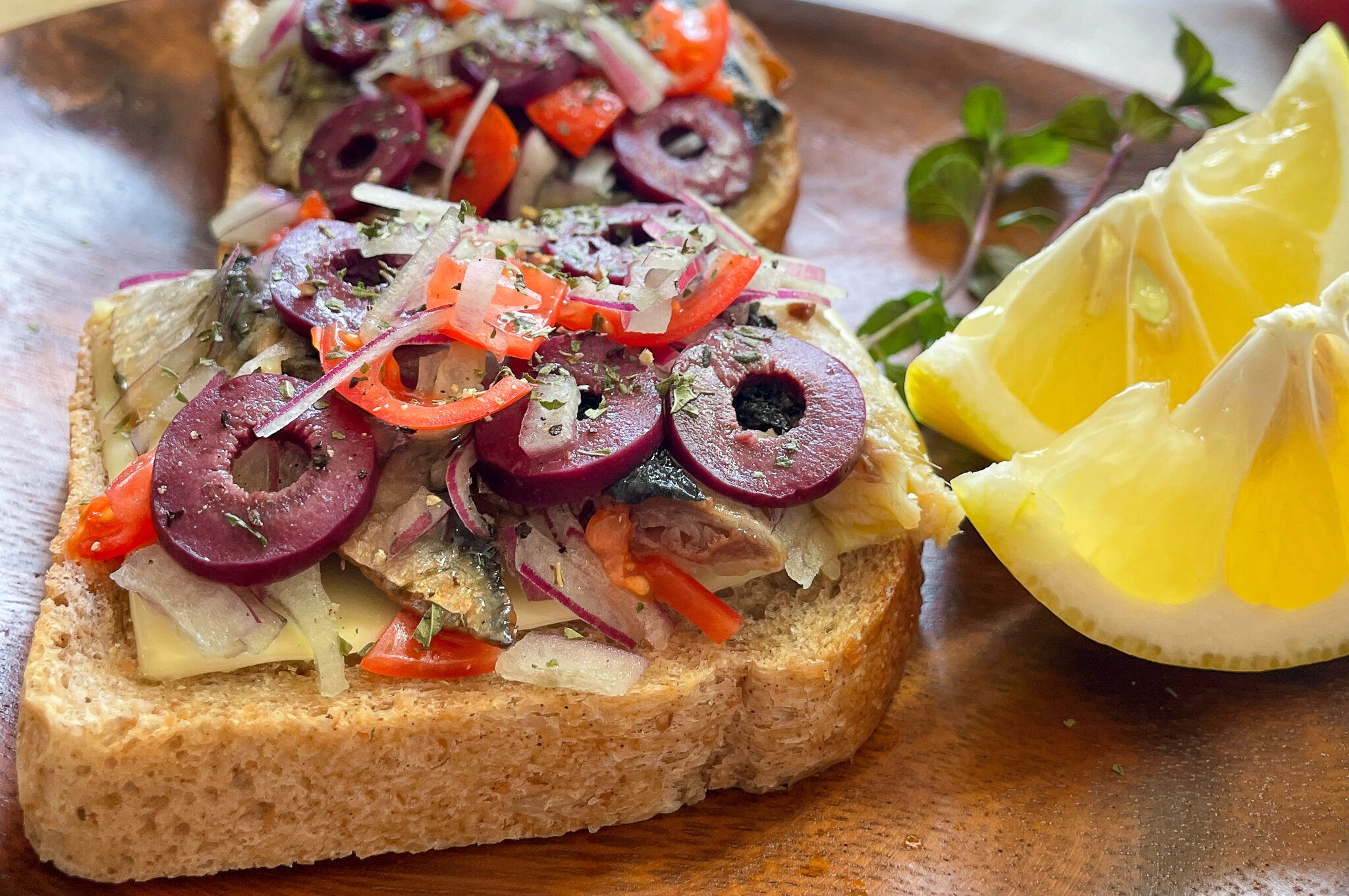 こんな具材も合う！オイルサーディンのブルスケッタ​